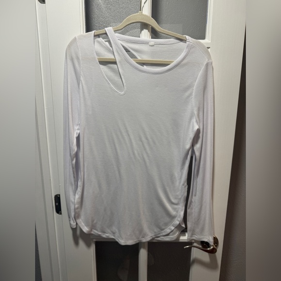 Alo Peak Cutout Long Sleeve T-Shirt in White - Picture 2 of 9